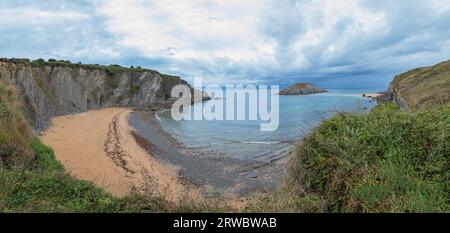 Panorama à couper le souffle de la côte rocheuse avec zone de sable et falaise dans la mer dans la journée ensoleillée d'été à Playa de Covachos en Cantabrie, Espagne Banque D'Images