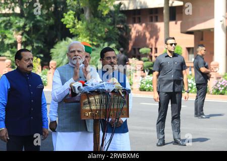 Le Premier ministre indien Narendra Modi s'adresse aux médias le premier jour de la session extraordinaire de cinq jours du Parlement à New Delhi. (Photo Naveen Sharma / SOPA Images/Sipa USA) Banque D'Images