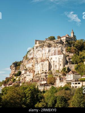 Perchée sur une falaise au-dessus d'un affluent de la Dordogne, Rocamadour, une commune du Lot en France, remonte au Moyen âge. Il a b Banque D'Images