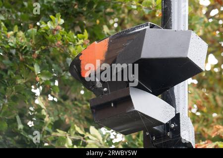 Harefield, Royaume-Uni. 18 septembre 2023. Cette caméra ULEZ ne pointe plus dans le sens de la circulation et le poteau a été marqué d'une croix blanche pour informer les conducteurs qu'il a été retiré de l'action. Des milliers de caméras ULEZ controversées continuent d'être hors d'action alors que les justiciers les vandalisent ou mettent des autocollants sur les objectifs de la caméra. Le nouveau programme ULEZ étendu est devenu opérationnel dans tout l'arrondissement de Londres à partir du 29 août 2023. Les zones ULEZ étendues ont été mises en place par le maire de Londres Sadiq Khan et transport for London. Ceux qui conduisent dans les zones ULEZ où se trouvent les caméras Banque D'Images