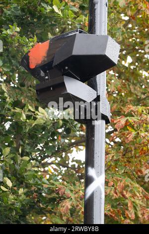 Harefield, Royaume-Uni. 18 septembre 2023. Cette caméra ULEZ ne pointe plus dans le sens de la circulation et le poteau a été marqué d'une croix blanche pour informer les conducteurs qu'il a été retiré de l'action. Des milliers de caméras ULEZ controversées continuent d'être hors d'action alors que les justiciers les vandalisent ou mettent des autocollants sur les objectifs de la caméra. Le nouveau programme ULEZ étendu est devenu opérationnel dans tout l'arrondissement de Londres à partir du 29 août 2023. Les zones ULEZ étendues ont été mises en place par le maire de Londres Sadiq Khan et transport for London. Ceux qui conduisent dans les zones ULEZ où se trouvent les caméras Banque D'Images