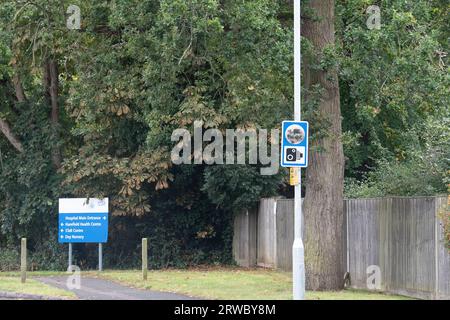 Harefield, Royaume-Uni. 18 septembre 2023. Un panneau ULEZ à l'extérieur de Harefield Hopsital a été pulvérisé. Des milliers de caméras ULEZ controversées continuent d'être hors d'action alors que les justiciers les vandalisent ou mettent des autocollants sur les objectifs de la caméra. Le nouveau programme ULEZ étendu est devenu opérationnel dans tout l'arrondissement de Londres à partir du 29 août 2023. Les zones ULEZ étendues ont été mises en place par le maire de Londres Sadiq Khan et transport for London. Ceux qui conduisent dans les zones ULEZ où les caméras sont opérationnelles, devront soit conduire un véhicule conforme à ULEZ, soit payer 12,50 £ par jour quand ils seront Banque D'Images