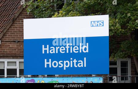 Harefield, Royaume-Uni. 18 septembre 2023. Un panneau ULEZ à l'extérieur de Harefield Hopsital a été pulvérisé. Des milliers de caméras ULEZ controversées continuent d'être hors d'action alors que les justiciers les vandalisent ou mettent des autocollants sur les objectifs de la caméra. Le nouveau programme ULEZ étendu est devenu opérationnel dans tout l'arrondissement de Londres à partir du 29 août 2023. Les zones ULEZ étendues ont été mises en place par le maire de Londres Sadiq Khan et transport for London. Ceux qui conduisent dans les zones ULEZ où les caméras sont opérationnelles, devront soit conduire un véhicule conforme à ULEZ, soit payer 12,50 £ par jour quand ils seront Banque D'Images