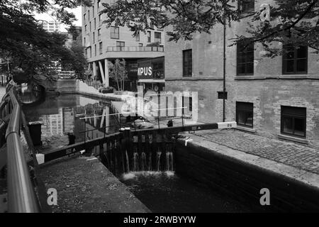 Vue le long de Canal Street, le Manchester gay village, Manchester City, Angleterre, Royaume-Uni Banque D'Images