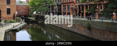 Vue le long de Canal Street, le Manchester gay village, Manchester City, Angleterre, Royaume-Uni Banque D'Images
