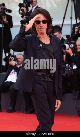 VENISE, ITALIE - SEPTEMBRE 01 : Alberto Fortis assiste à un tapis rouge pour le film "Poor Things" au 80e Festival du film de Venise Banque D'Images