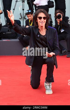 VENISE, ITALIE - SEPTEMBRE 01 : Alberto Fortis assiste à un tapis rouge pour le film "Poor Things" au 80e Festival du film de Venise Banque D'Images