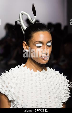 Londres, Royaume-Uni. 18 septembre 2023. LONDRES, ROYAUME-UNI - 18 SEPTEMBRE 2023 : un mannequin marche sur la piste lors du défilé Chet Lo à la London Fashion week à Londres, Royaume-Uni, le 18 septembre 2023. (Photo de Wiktor Szymanowicz/NurPhoto) crédit : NurPhoto SRL/Alamy Live News Banque D'Images