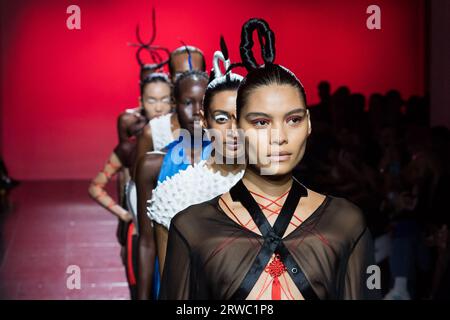 Londres, Royaume-Uni. 18 septembre 2023. LONDRES, ROYAUME-UNI - 18 SEPTEMBRE 2023 : les mannequins marchent sur la piste lors du défilé Chet Lo à la London Fashion week à Londres, Royaume-Uni, le 18 septembre 2023. (Photo de Wiktor Szymanowicz/NurPhoto) crédit : NurPhoto SRL/Alamy Live News Banque D'Images