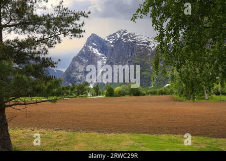 Le mur de Trollveggen (anglais) ou Trollveggen (norvégien) fait partie du massif montagneux Trolltindene (sommets de Trolltindene) dans la vallée de Romsdalen à Rauma Municip Banque D'Images