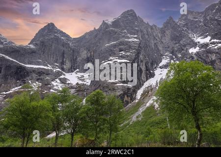 Le mur de Trollveggen (anglais) ou Trollveggen (norvégien) fait partie du massif montagneux Trolltindene (sommets de Trolltindene) dans la vallée de Romsdalen à Rauma Municip Banque D'Images