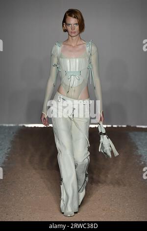 Londres, Royaume-Uni. 17 septembre 2023. Un mannequin marche sur la piste au défilé de mode Knwls pendant le défilé de mode des Collections Printemps été 2024 à la Fashion week de Londres, Royaume-Uni, le 17 2023 septembre. (Photo de Jonas Gustavsson/Sipa USA) crédit : SIPA USA/Alamy Live News Banque D'Images