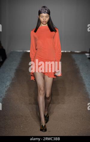 Londres, Royaume-Uni. 17 septembre 2023. Un mannequin marche sur la piste au défilé de mode Knwls pendant le défilé de mode des Collections Printemps été 2024 à la Fashion week de Londres, Royaume-Uni, le 17 2023 septembre. (Photo de Jonas Gustavsson/Sipa USA) crédit : SIPA USA/Alamy Live News Banque D'Images