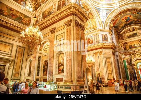 Le magnifique St. La cathédrale d'Isaac est la plus grande église orthodoxe de Saint-Pétersbourg. Intérieur, détails. St. Petersburg, Russie - 11 septembre 2023 Banque D'Images