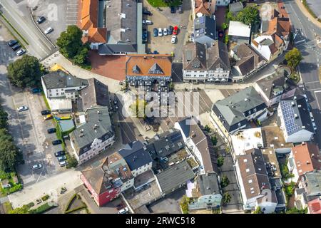 Vue aérienne, Gasthaus Zum Markgrafen, maison historique à colombages avec restaurant en plein air sur la place du marché, Fröndenberg, région de la Ruhr, Rhin du Nord Banque D'Images