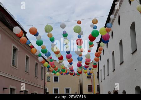 Des lanternes pendent au-dessus de la rue dans la ville de Beilngries Banque D'Images