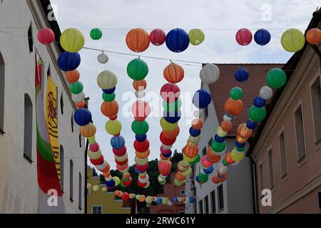 Des lanternes pendent au-dessus de la rue dans la ville de Beilngries Banque D'Images