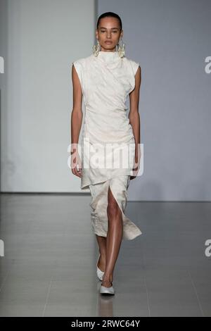 Londres, Royaume-Uni. 17 septembre 2023. Un mannequin marche sur la piste au défilé Tove lors du défilé de mode Printemps été 2024 Collections Fashion Show à la London Fashion week à Londres, Royaume-Uni, le 17 2023 septembre. (Photo de Jonas Gustavsson/Sipa USA) crédit : SIPA USA/Alamy Live News Banque D'Images