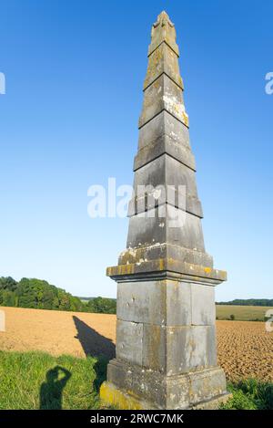 Pyramide de Verlée du 19e siècle, obélisque non marqué, jalon de l'époque napoléonienne dans les champs près de Havelange, province de Namur, Wallonie, Belgique Banque D'Images