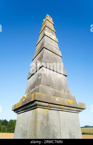 Pyramide de Verlée du 19e siècle, obélisque non marqué, jalon de l'époque napoléonienne dans les champs près de Havelange, province de Namur, Wallonie, Belgique Banque D'Images