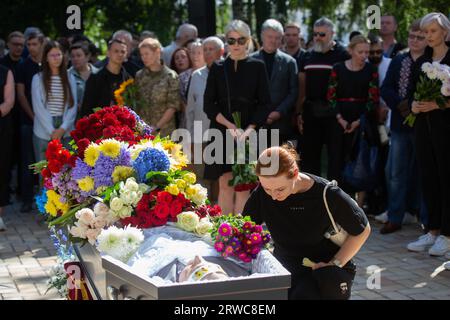 Kiev, Ukraine. 09 septembre 2023. Une femme présente ses derniers respects lors de la cérémonie d’adieu du scientifique et érudit religieux ukrainien Igor Kozlovsky à Kiev. En 2016-2017, Igor Kozlovsky a survécu à la captivité russe. (Photo Oleksii Chumachenko/SOPA Images/Sipa USA) crédit : SIPA USA/Alamy Live News Banque D'Images