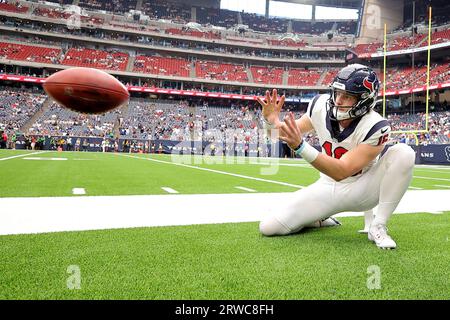 Houston, Texas, États-Unis. 17 septembre 2023. Houston Texans PunterTy Zentner (16) se réchauffe sur la touche lors du match entre les Houston Texans et les Indianapolis Colts au NRG Stadium à Houston, Texas, le 17 septembre 2023. (Image de crédit : © Erik Williams/ZUMA Press Wire) USAGE ÉDITORIAL SEULEMENT! Non destiné à UN USAGE commercial ! Banque D'Images