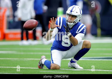 Houston, Texas, États-Unis. 17 septembre 2023. Rigoberto Sanchez (8), joueur des Colts d'Indianapolis, s'échauffe avant le match entre les Texans de Houston et les Colts d'Indianapolis au NRG Stadium de Houston, Texas, le 17 septembre 2023. (Image de crédit : © Erik Williams/ZUMA Press Wire) USAGE ÉDITORIAL SEULEMENT! Non destiné à UN USAGE commercial ! Banque D'Images