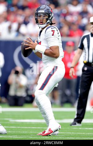 Houston, Texas, États-Unis. 17 septembre 2023. Le quarterback des Texans de Houston, C.J. Stroud (7 ans), cherche à passer en aval pendant le match entre les Texans de Houston et les Colts d'Indianapolis au NRG Stadium de Houston, Texas, le 17 septembre 2023. (Image de crédit : © Erik Williams/ZUMA Press Wire) USAGE ÉDITORIAL SEULEMENT! Non destiné à UN USAGE commercial ! Banque D'Images