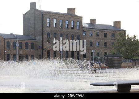 Londres, Royaume-Uni 18 septembre 2023. Des rafales de vent ont fait souffler les fontaines de Granary Square à Kings Cross dans toutes les directions. Des vents forts sont prévus pour les 2 prochains jours. Crédit : Monica Wells/Alamy Live News Banque D'Images