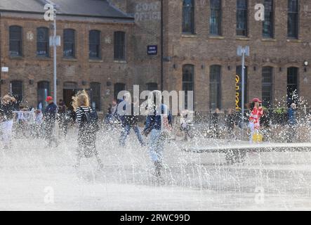 Londres, Royaume-Uni 18 septembre 2023. Des rafales de vent ont fait souffler les fontaines de Granary Square à Kings Cross dans toutes les directions. Des vents forts sont prévus pour les 2 prochains jours. Crédit : Monica Wells/Alamy Live News Banque D'Images