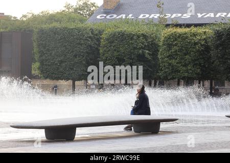 Londres, Royaume-Uni 18 septembre 2023. Des rafales de vent ont fait souffler les fontaines de Granary Square à Kings Cross dans toutes les directions. Des vents forts sont prévus pour les 2 prochains jours. Crédit : Monica Wells/Alamy Live News Banque D'Images