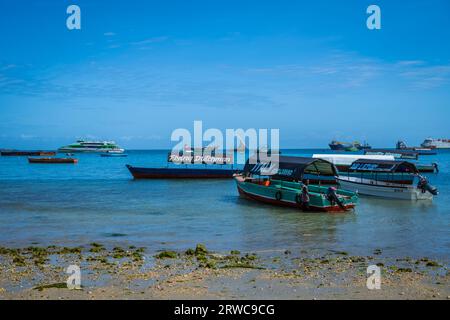 Bateaux dans le port de Stone Town, Zanzibar, Tanzanie Banque D'Images