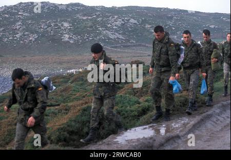 Armée espagnole partant après avoir aidé à nettoyer la catastrophe pétrolière due à la marée noire du Prestige , Cabo Touriñan, A Coruña, Galice, Espagne Banque D'Images