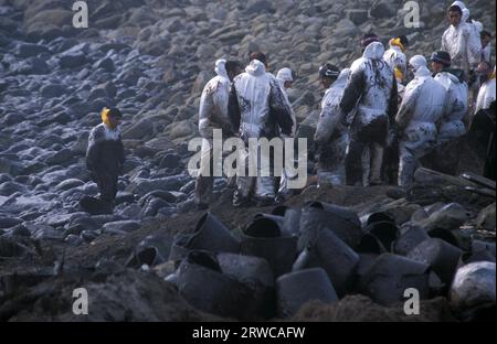 L'armée espagnole aide à nettoyer la catastrophe pétrolière due à la marée noire du Prestige , Cabo Touriñan, A Coruña, Galice, Espagne Banque D'Images