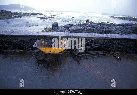 Brouette et bêches pour enlever le pétrole dans la plage de Muxia, la marée noire Prestige , Praia do Coido, Muxia, A Coruña, Galice, Espagne Banque D'Images