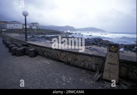 Panneau de marche des pèlerins Camino de Santiago, le déversement de pétrole Prestige , Praia do Coido, Muxia, A Coruña, Galicia, Espagne Banque D'Images