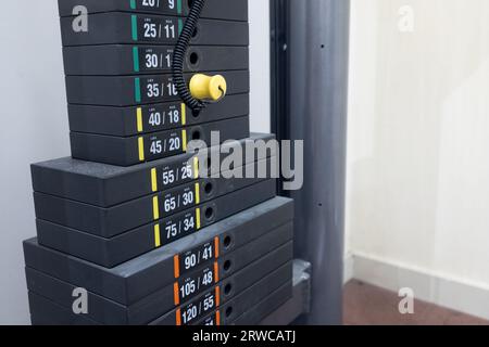 Les plaques de fer noir poids lourds empilés de machine in fitness salle de sport. Les plaques simulateur Sports Banque D'Images