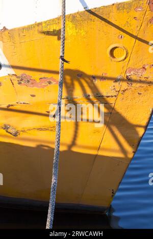 Un navire amarré dans le port, hirondelle sur les amarres, mer Baltique. Banque D'Images