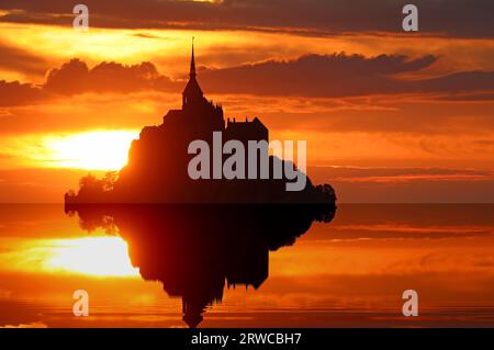 Réflexion romantique à couper le souffle à marée haute avec Abbaye du Mont Saint Michel en Normandie en France au coucher du soleil Banque D'Images