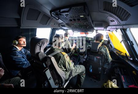 18 septembre 2023, Lettonie, Riga : l'équipage dans le cockpit d'un Airbus A400 M amène les participants de la journée des médias à la manœuvre maritime à grande échelle «côtes nord 23» dans la mer Baltique au large des côtes de la Lettonie, y compris le membre du Bundestag Nils Gründer (l, FDP) et le vice-amiral Frank Lenski (2e à partir de la gauche), commandant de la flotte allemande et des forces de soutien, ainsi que l'inspecteur adjoint de la marine, de retour à Berlin de l'aéroport de Riga. La manœuvre navale dirigée par l’Allemagne, qui se déroulera jusqu’au 23 septembre 2023, vise à exercer des procédures tactiques pour la défense nationale et de l’alliance dans les eaux proches du rivage. Le Banque D'Images