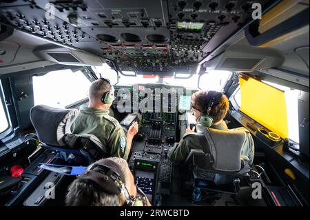 18 septembre 2023, Lettonie, Riga : l'équipage dans le cockpit d'un Airbus A400 M amène les participants de la journée des médias à la grande manœuvre maritime «côtes nord 23» dans la mer Baltique au large des côtes lettones de l'aéroport de Riga à Berlin. La manœuvre navale, qui se déroulera sous commandement allemand jusqu’au 23 septembre 2023, vise à pratiquer des procédures tactiques pour la défense nationale et de l’alliance dans les eaux proches du rivage. L'exercice, qui vise également à renforcer la coopération entre les pays de la région de la mer Baltique, implique 3 200 militaires de 14 pays. Photo : Bernd von Jut Banque D'Images