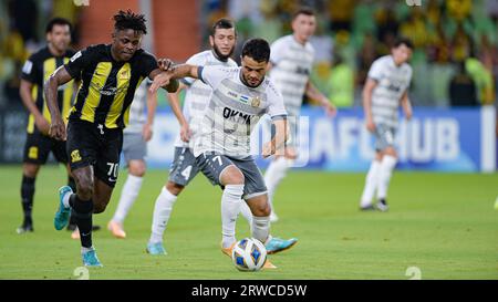 Jeddah, Arabie saoudite. 18 septembre 2023. Haroune Moussa Camara d'Al-Ittihad SFC (KSA) se bat pour le ballon contre Dilshod Akhmadaliev d'AGMK FC (UZB) lors de leur match jour 1 de la Ligue des champions AFC 2023-24 Groupe C au Prince Abdullah Al Faisal Stadium le 18 septembre 2023 à Jeddah, Arabie Saoudite. Photo de Stringer / Power Sport Images crédit : Power Sport Images Ltd/Alamy Live News Banque D'Images