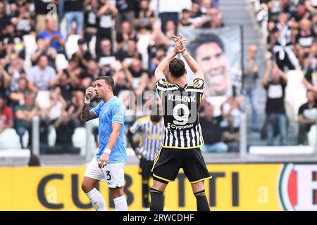 Dusan Vlahovic (Juventus) salue les supporters avant d'être remplacé lors du match de Serie A football entre la Juventus FC et le SS Lazio à Allianz S. Banque D'Images