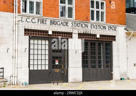 Londres, Angleterre, Royaume-Uni - 28 juin 2023 : vue extérieure avant de la caserne de pompiers de London Fire Brigade à Euston dans le centre de Londres Banque D'Images