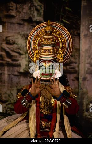 KOCHI, INDE - 28 JANVIER 2023 : danseurs dans le théâtre indien, Kerala, Inde. Banque D'Images