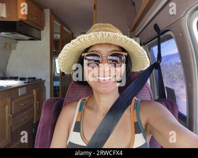 Jeune femme asiatique prenant le selfie du siège passager à l'intérieur d'un véhicule de camping-car. Voyage libre sur la route en Colombie-Britannique, Canada. Banque D'Images