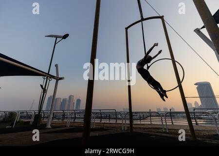 Exercices de sport avec soie aérienne en plein air, fond de ciel. Photo de haute qualité Banque D'Images