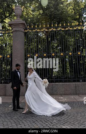 mariée et mariée marchant dans la rue Banque D'Images