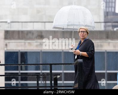 New York, États-Unis. 18 septembre 2023. Caroline Gennez, ministre de la coopération au développement et de la politique métropolitaine, porte un parapluie dans les rues de New York, États-Unis d'Amérique, lundi 18 septembre 2023. BELGA PHOTO BENOIT DOPPAGNE crédit : Belga News Agency/Alamy Live News Banque D'Images