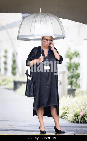 New York, États-Unis. 18 septembre 2023. Caroline Gennez, ministre de la coopération au développement et de la politique métropolitaine, porte un parapluie dans les rues de New York, États-Unis d'Amérique, lundi 18 septembre 2023. BELGA PHOTO BENOIT DOPPAGNE crédit : Belga News Agency/Alamy Live News Banque D'Images